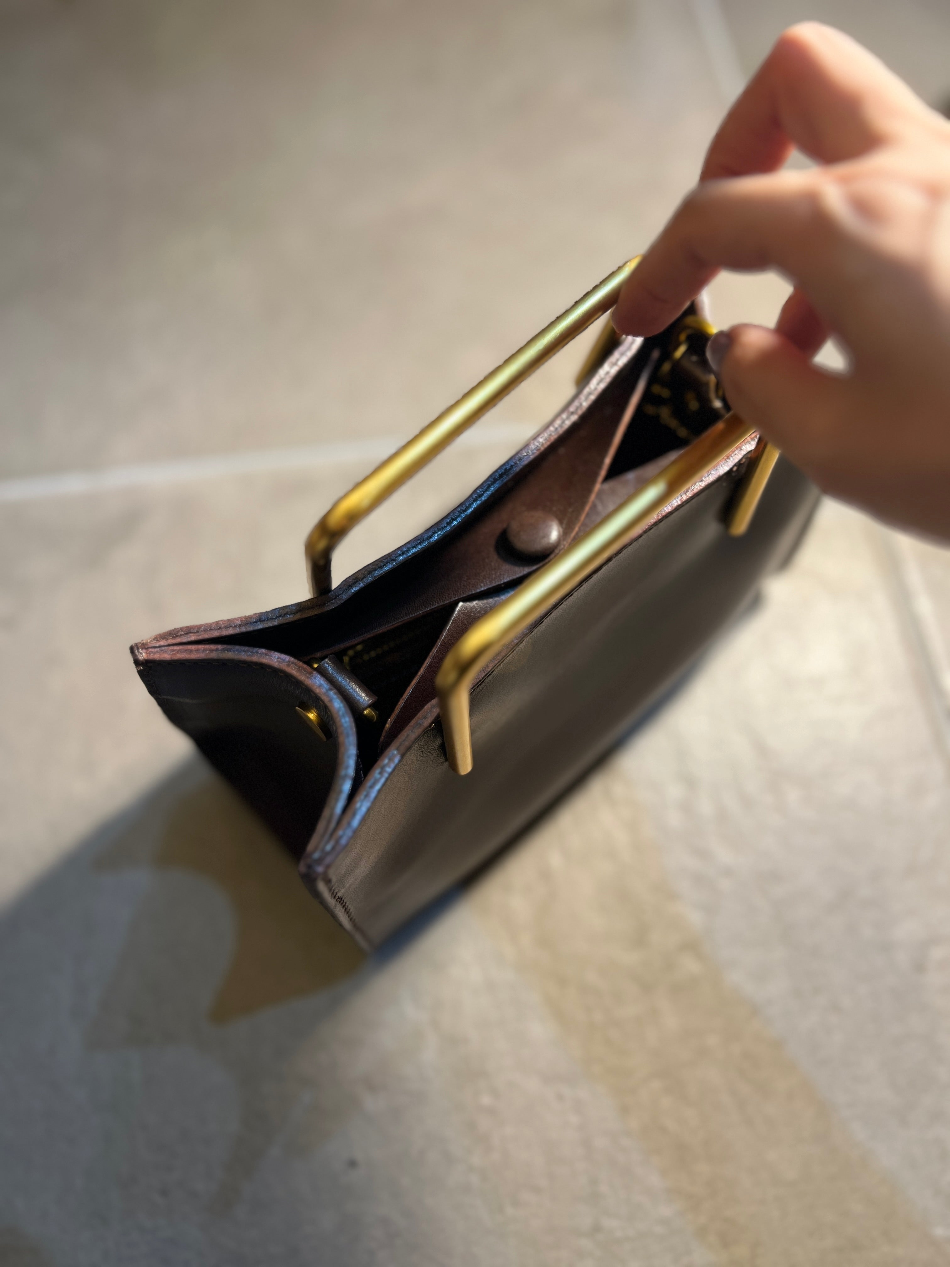 BLACK】新色入荷✨ Wallet gold handle bag – EMMA AURA